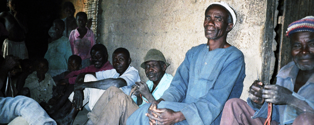 Der Häuptling und der Erdherr von Hiela sowie weitere Familienmitglieder, Provinz Sissili, Burkina Faso, Dez. 1997 (Foto: Carola Lentz)