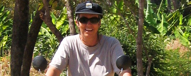 Prof. Dr. Carola Lentz auf ihrem Dienstfahrzeug in Ouessa, Provinz Ioba, Burkina Faso, Dez. 2001 (Foto: Regine Bantzer)