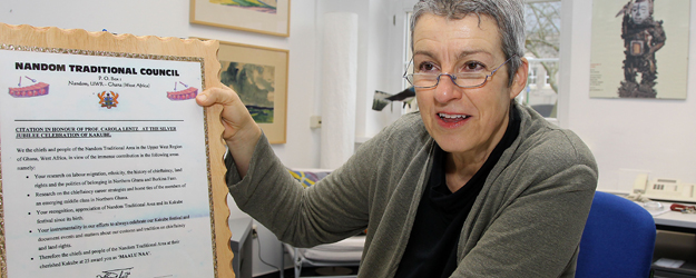 Im Dezember 2013 wurde Prof. Dr. Carola Lentz der Titel 'maalu naa' durch den Paramount Chief der Nandom Traditional Area in Nordghana verliehen. (Foto: Stefan F. Sämmer)