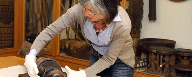 Dr. Anna-Maria Brandstetter vom Institut für Ethnologie und Afrikastudien der JGU ist Kustodin der Ethnografischen Studiensammlung. (Foto: Stefan F. Sämmer)