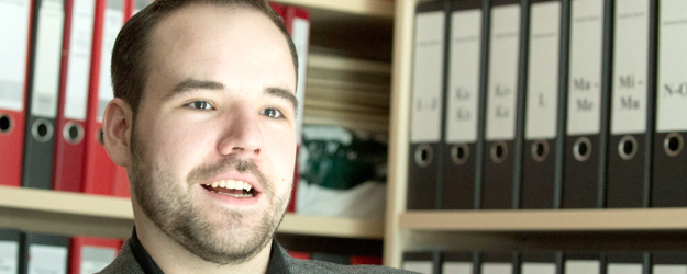 Falko Bell hat als erster Studierender der JGU eine doppelte Promotion in Mainz und Glasgow erworben. (Foto: Peter Pulkowski)