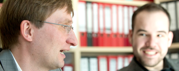 Bei Doktorvater Prof. Dr. Sönke Neitzel (l.) hat Dr. Falko Bell seine Dissertation zum Stellenwert der Erkenntnisse der Geheimdienste in der britischen Kriegsführung 1939-1945 verfasst. (Foto: Peter Pulkowski)