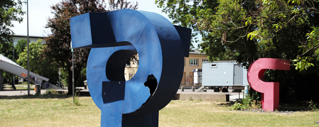 Reinhold Petermanns "Schwingungen" in rot und blau befinden sich seit 1975 auf dem Gutenberg-Campus. (Foto: Stefan F. Sämmer)