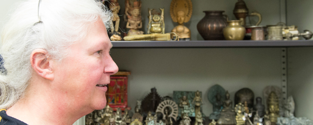 Dr. Marion Meisig betreut die etwa 200 Exponate umfassende Sammlung Indische Bronzen am Institut für Indologie der JGU. (Foto: Peter Pulkowski)