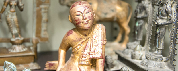 Die mit Goldbronze und einer Art Pailletten verzierte Figur eines Mönchs stammt aus Burma. (Foto: Peter Pulkowski)