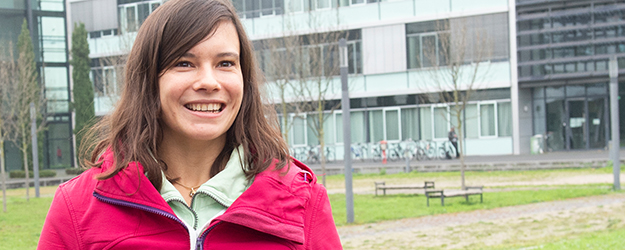 Lisa Hartung forscht und lehrt seit 2019 als eine der jüngsten Professorinnen in Deutschland am Institut für Mathematik der JGU. (Foto: Peter Pulkowski)