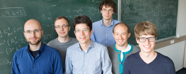 Prof. Dr. Johannes M. Henn (vorn Mitte) hat einen ERC Consolidator Grant eingeworben. Mit dieser Förderung über zwei Millionen Euro wird er seine Arbeitsgruppe weiter ausbauen. (Foto: Peter Pulkowski)