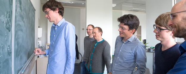 Prof. Dr. Johannes M. Henn (3. v. r.) und seine Arbeitsgruppe forschen im Bereich der theoretischen Physik. (Foto: Peter Pulkowski)