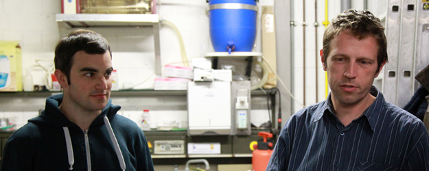 Oliver Eppers (l.) studiert am Institut für Physik der Atmosphäre und untersucht für seine Masterarbeit, wann Tropfen in eiskalter Luft gefrieren. (Foto: Stefan F. Sämmer)