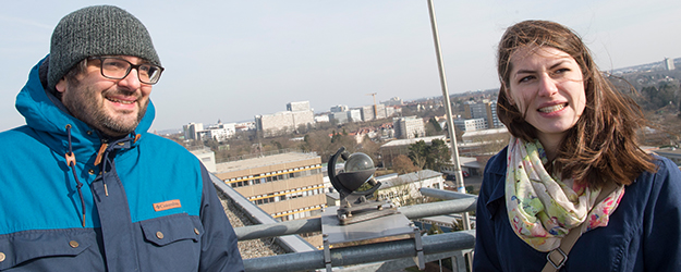 Anlässlich des Weltwettertags haben sich Dr. Philipp Reutter vom Institut für Physik der Atmosphäre der JGU und JGU-Alumna Christa Stipp, die mittlerweile im ZDF-Wetterteam tätig ist, die JGU-Wetterstation besucht. (Foto: Peter Pulkowski)