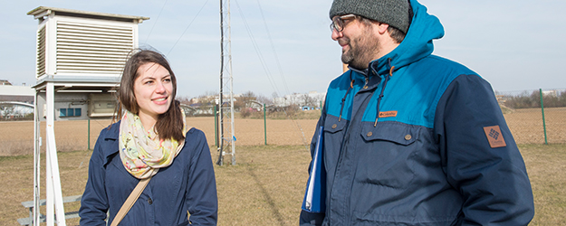 Christa Stipp und Dr. Philipp Reutter wissen, dass das Wetter immer und überall ein Thema ist und werben für den Studiengang Meteorologie an der JGU. (Foto: Peter Pulkowski)