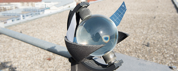 Eine der klassischen Apparaturen der JGU-Wetterstation ist der Sonnenscheinmesser. (Foto: Peter Pulkowski)