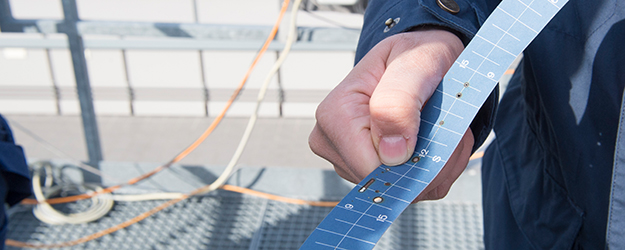 Fallen Sonnenstrahlen auf die Kugel des Messgeräts, werden diese so fokussiert, dass sie Löcher in den Pappstreifen im Kragen des Geräts brennen. So ist dann die tägliche Sonnenscheindauer abzulesen. (Foto: Peter Pulkowski)