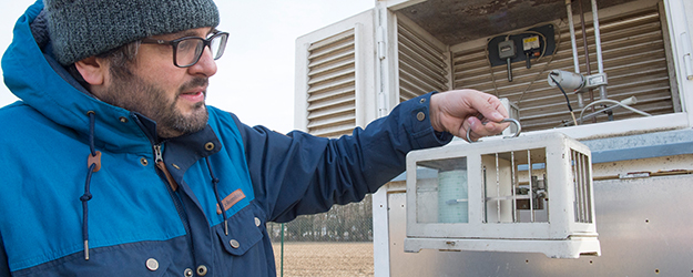 Ihre grundlegenden Daten erhält die JGU-Wetterstation von einer Messstation am Rande des Campus. In der sogenannten Englischen Hütte ist unter anderem ein Thermograf untergebracht. (Foto: Peter Pulkowski)