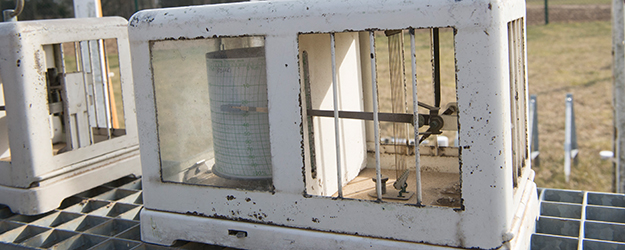 Die Metallnadel im Thermografen dehnt sich je nach Temperatur aus und zeichnet so auf einen langsam rotierenden Zylinder eine entsprechende Kurve. (Foto: Peter Pulkowski)