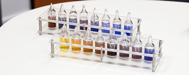 Fläschchen mit Gold-Nanopartikeln, aus denen die neuartigen Sensoren hergestellt werden (Foto: Stefan F. Sämmer)