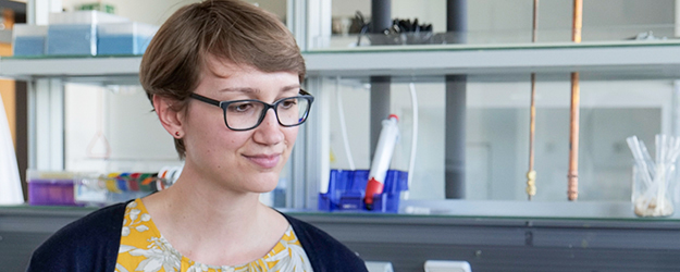 Katja Buder ist Doktorandin in der Arbeitsgruppe von Prof. Dr. Carsten Sönnichsen. (Foto: Stefan F. Sämmer)
