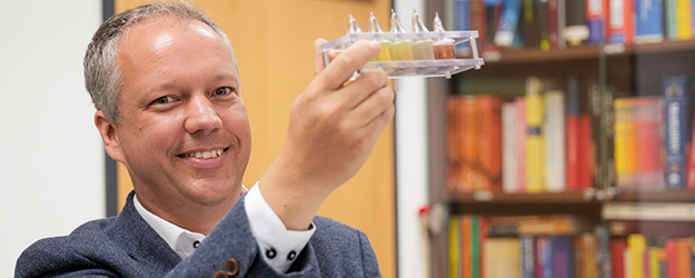 Prof. Dr. Carsten Sönnichsen hatte die Idee zu den Sensoren aus Gold-Partikeln schon vor fast 20 Jahren. (Foto: Stefan F. Sämmer)