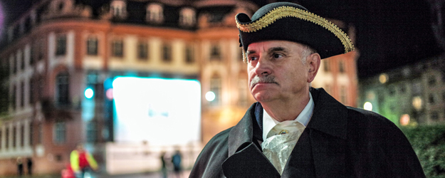 Im Kostüm des Gewaltboten führt Franz von Stark alias Franz Winkler durch das nächtliche Mainz. (Foto: Stefan F. Sämmer)