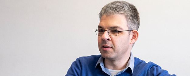 Das Forschungsteam um Prof. Dr. Michael Block untersucht Atome mithilfe von Laser, um eine Art Fingerabdruck des Elements zu erhalten. (Foto: Stefan F. Sämmer)