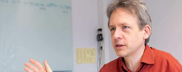 Prof. Dr. Christoph Düllmann, geschäftsführender Leiter des Instituts für Kernchemie der JGU, forscht zu superschweren Elementen. (Foto: Stefan F. Sämmer)