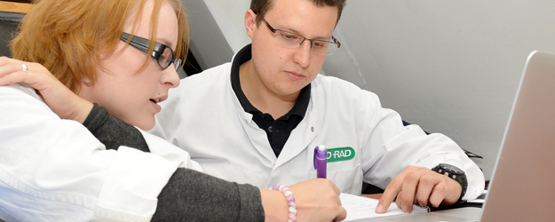 In den Präsenzkursen des Fernstudiengangs beschäftigen sich die Teilnehmerinnen und Teilnehmer wie Carolin Spielau (l.) und Timo Schewe (r.) auch mit den theoretischen Grundlagen. (Foto: Uwe Feuerbach)