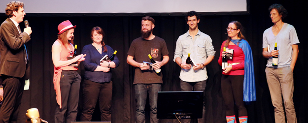 (v.l.) Moderator Moritz Zaiss mit den LifeScience-Slammern Marina Borisova, Aylin Klein, Christian Hessel, Daniel Pieh, Dr. Tineke Vogelaar und Featured Scientist Prof. Dr. Dr. Perikles Simon (Foto: Bernd Eßling)