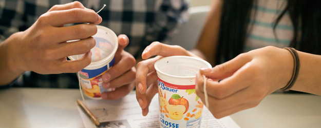 Mit einfachen, leicht nachbaubaren Experimenten wie etwa zur Schwer- und Fliehkraft will Maren Heinzerling Kinder und Jugendliche für die Physik begeistern. (Foto: Stefan F. Sämmer)