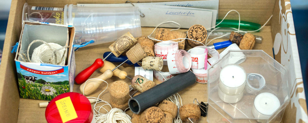 Die von Maren Heinzerling entwickelten Lesekisten zeigen, wie über die Naturwissenschaften auch die deutsche Sprache praktisch ganz nebenbei vermittelt werden kann. (Foto: Stefan F. Sämmer)