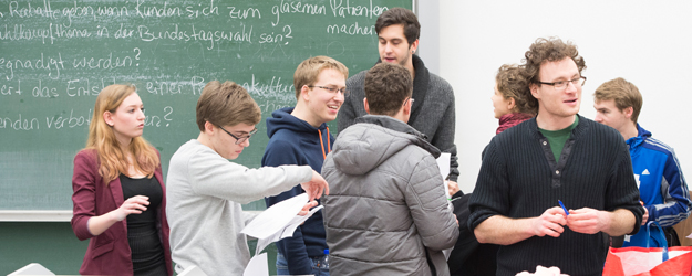 Zweimal in der Woche wird beim DCJG in lockerer Atmosphäre über kontroverse Themen debattiert. (Foto: Peter Pulkowski)