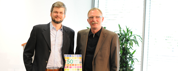 (v.l.) Prof. Dr. Oliver Quiring vom Institut für Publizistik der JGU und DGPuK-Vorstandsvorsitzender Prof. Dr. Klaus-Dieter Altmeppen (Foto: Nele Rieke)