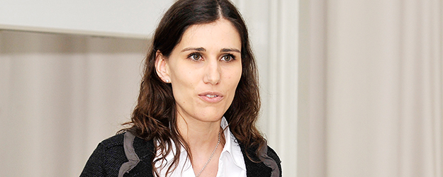 Juniorprof. Dr. Sibylle Baumbach vom Department of English and Linguistics stellte die Reihe "Beauty and the Brain: Literature and the Mind" vor. (Foto: Uwe Feuerbach)