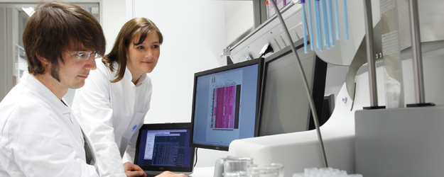 Mikroskope, wissenschaftliche Großgeräte oder Computer stehen nicht mehr in den einzelnen Forschungsabteilungen, stattdessen wird die teure High-Tech zusammengeführt und konzentriert. (Foto: Thomas Hartmann)