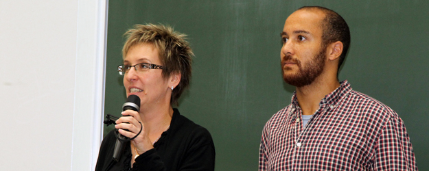 Snjezana Teljega und Gabriel Belinga Belinga von der Abteilung Internationales begrüßen die internationalen Studierenden an der JGU. (Foto: Stefan F. Sämmer)