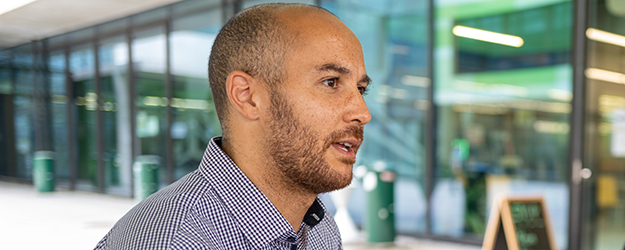 Gabriel Belinga Belinga sorgt dafür, dass internationalen Gästen der Aufenthalt an der JGU auch in Zeiten von Corona so angenehm wie möglich gestaltet wird. (Foto: Stefan F. Sämmer)