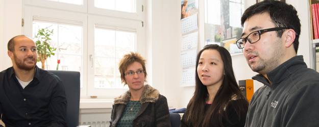 Snjezana Teljega (2.v.l.) und Gabriel Belinga Belinga (l.) vom Referat Welcome der Abteilung Internationales stehen internationalen Wissenschaftlerinnen und Wissenschaftlern wie Chuan Li (r.) zur Seite. <small>(Foto: Peter Pulkowski)</small>