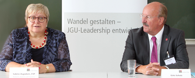 Sabine Asgodom und Kanzler Götz Scholz wollen durch die Veranstaltung zu einer stärkeren Vernetzung zwischen Frauen in Führungspositionen beitragen. (Foto: Stefan F. Sämmer)