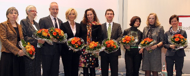 (v.l.) Prof. Dr. Mechthild Dreyer, Prof. Dr. Gertraude Krell, Prof. Dr. Georg Krausch, Petra Gerster, Anja Gockel, Dr. Ingo Hamm, Vera Reiß, Dorothee Dzwonnek und Prof. Dr. Eva Rentschler (Foto: Stefan F. Sämmer)