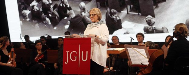 Prof. Dr. Dörte Andres zeichnete vor dem Hintergrund der Nürnberger Prozesse die rasante Entwicklung des Dolmetschens nach. (Foto:Stefan F. Sämmer)