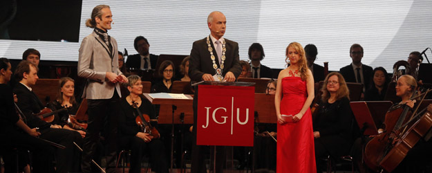 Dr. Malte Persike (l.) und Jurastudentin Sina Strupp (r.) führten durch den Akademischen Festakt in der Rheingoldhalle Mainz. (Foto: Stefan F. Sämmer)