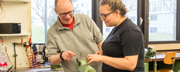 Erich Wagner (l.) leitet die Ausbildungswerkstätte am Institut für Physik. (Foto: Stefan F. Sämmer)