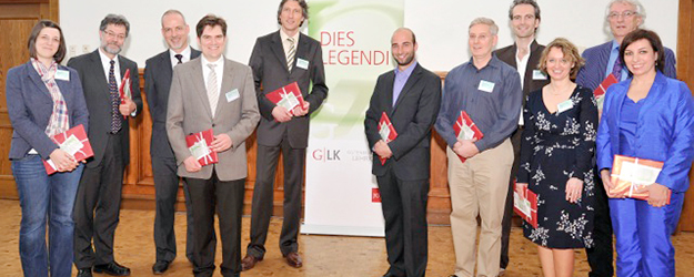 Universitätspräsident Prof. Dr. Georg Krausch (3.v.l.) mit den Preisträgerinnen und Preisträgern des Lehrpreises der JGU beim DIES LEGENDI 2013 (Foto: Uwe Feuerbach)