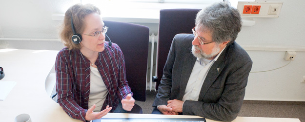 Theologieprofessor Dr. Gerhard Kruip hat sich im Rahmen der Rollentausch-Aktion bei Danica Gros in der Hotline des Studierendenservice über ihre Arbeit informiert. (Foto: Stefan F. Sämmer)