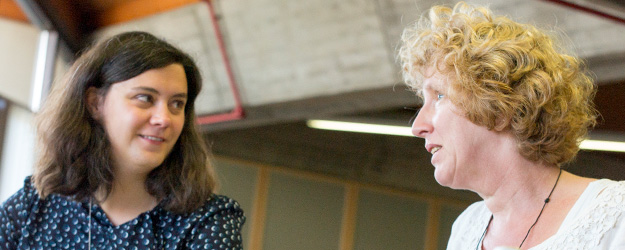 Dr. Heike Funk (r.), Leiterin der Chemielaborantenausbildung an der JGU, erfuhr im Gespräch mit Stefanie Schmidberger (l.) viel Neues über die Angebote des Familien-Servicebüros. (Foto: Stefan F. Sämmer)