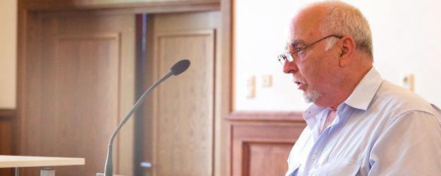 Im Gegenzug hat Werner Waldorf, der normalerweise die Einfahrt an der Hauptpforte regelt, den Präsidenten bei einem Grußwort zu einer Tagung vertreten. (Foto: Stefan F. Sämmer)