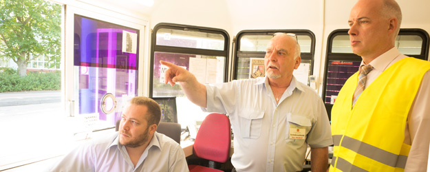 Zum 4. Deutschen Diversity-Tag haben Pförtner Werner Waldorf (Mitte) und Universitätspräsident Prof. Dr. Georg Krausch (r.) ihren Arbeitsplatz an der JGU getauscht. (Foto: Stefan F. Sämmer)