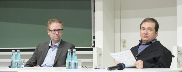 Im Rahmen seiner Stiftungsprofessur begrüßte Prof. Dr. Dr. h.c. mult. Onur Güntürkün (r.) seinen Bochumer Kollegen Prof. Dr. Nikolai Axmacher (l.) als Gastredner. (Foto: Peter Pulkowski)