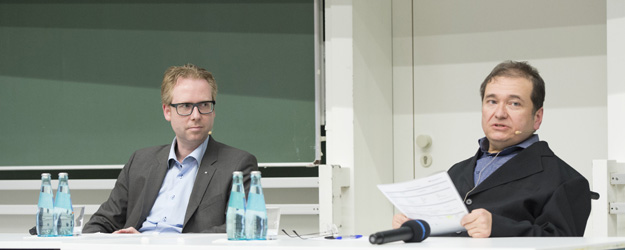 Im Rahmen seiner Stiftungsprofessur begrüßte Prof. Dr. Dr. h.c. mult. Onur Güntürkün (r.) seinen Bochumer Kollegen Prof. Dr. Nikolai Axmacher (l.) als Gastredner. (Foto: Peter Pulkowski)