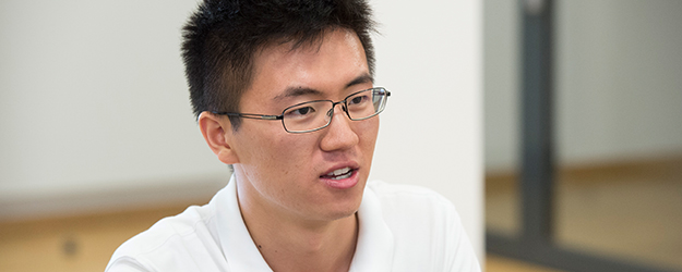 Zhiyuan Wang hat im Rahmen seines PRISMA-Internships eigene Experimente in der Gruppe von Atomphysiker Prof. Dr. Dmitry Budker durchgeführt. (Foto: Peter Pulkowski)