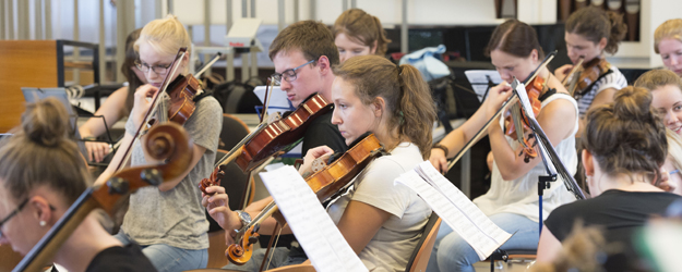 Rund 70 Musikerinnen und Musiker proben wöchentlich für ein Konzert zum Semesterabschluss. (Foto: Peter Pulkowski)